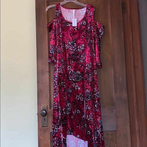 NY Collection Dresses & Skirts - NY collection printed cold-shoulder velvet dress